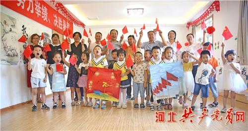 吴京外出工作,与小儿子依依不舍